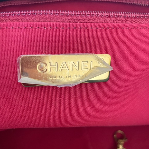 CHANEL 19 Black Leather Tote Handbag Mint 100% Authentic. - Picture 6 of 16